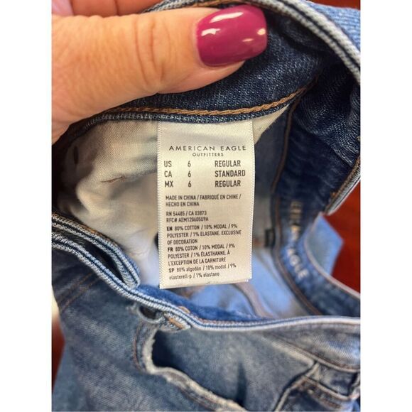 American Eagle Heavily Distressed Mom Jeans sz 6 - Picture 7 of 8